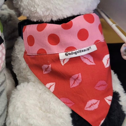 Kiss Kiss Valentine's Scarf
